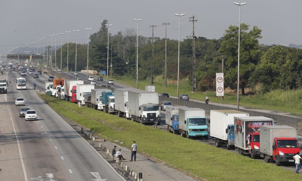 Nova lei torna permanente o piso mínimo do frete rodoviário no Brasil