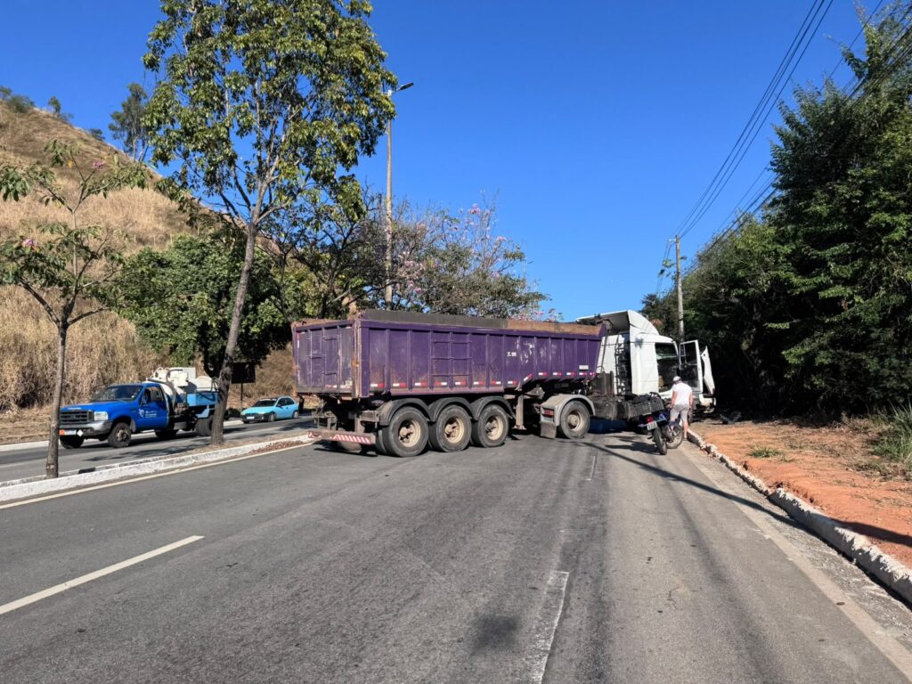 Pane mecânica em carreta interdita totalmente a Br-381 no Morro da Usipa em Ipatinga