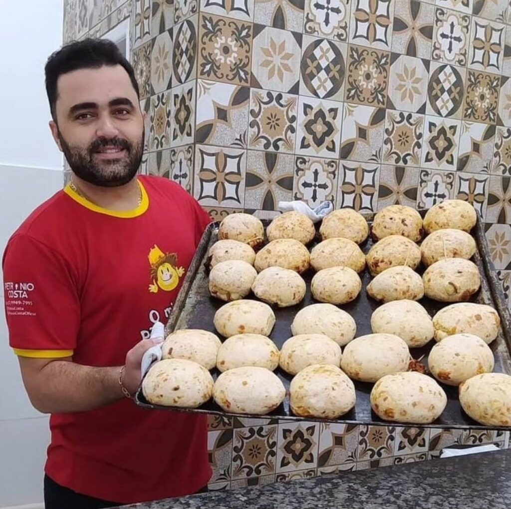 Pão de queijo: do forno de barro aos recheios criativos, a tradição mineira se reinventa
