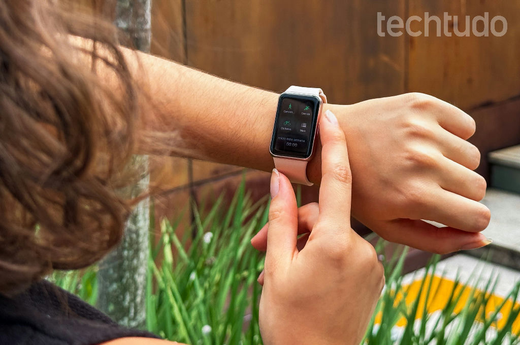 Smartwatch feminino: 5 modelos com design fino e bom custo-benefício