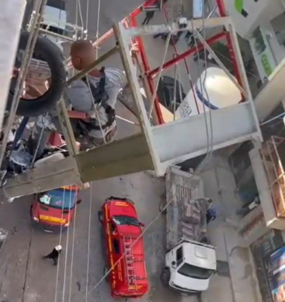 Trabalhador é salvo após plataforma elevatória romper em obra no Centro de Divinópolis