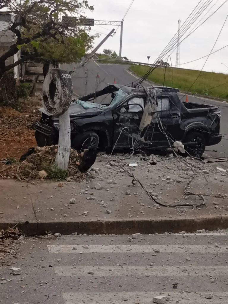 Adolescente sem habilitação colide caminhonete contra postes em Curvelo