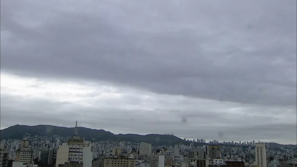 Belo Horizonte registra queda acentuada de temperatura e alerta para chuvas neste domingo