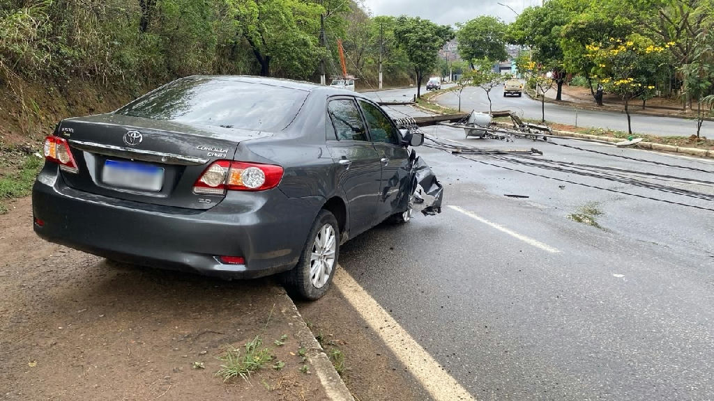 Colisão destrói três postes e bloqueia avenida em Coronel Fabriciano
