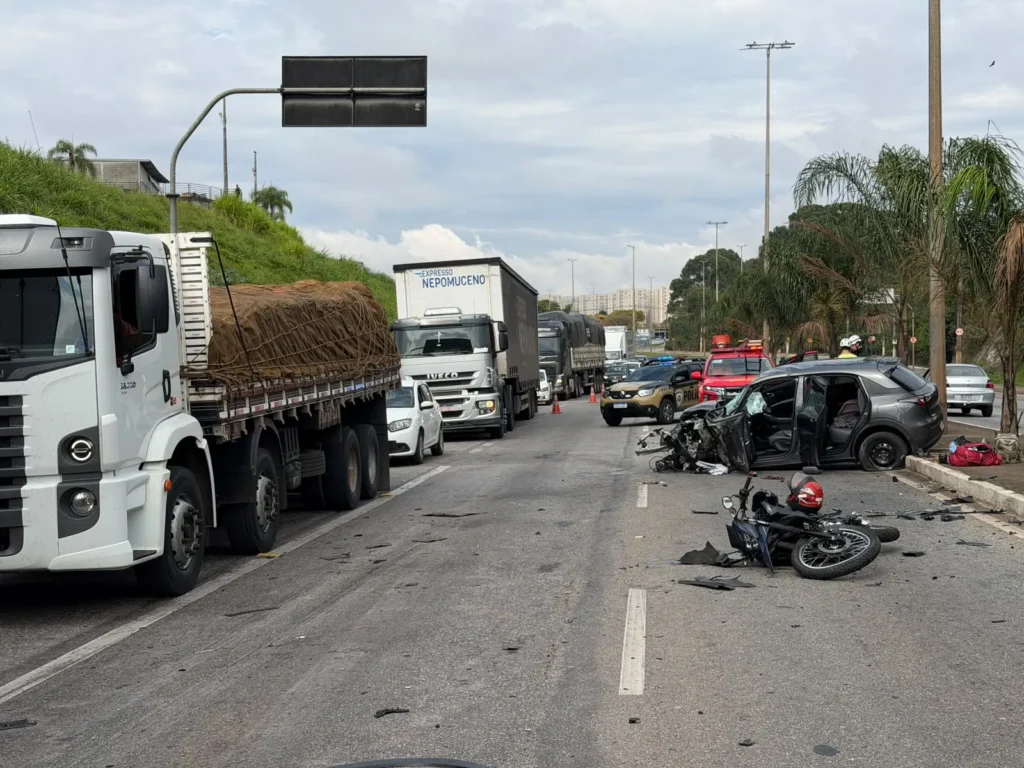 Colisão entre carro, moto e carreta mobiliza equipes de resgate na Via Expressa em Contagem