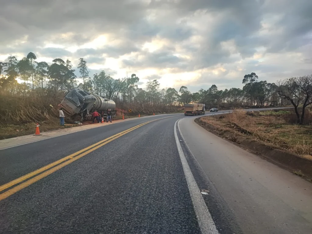 Colisão frontal entre carretas resulta em morte na Br-262 em Córrego Danta