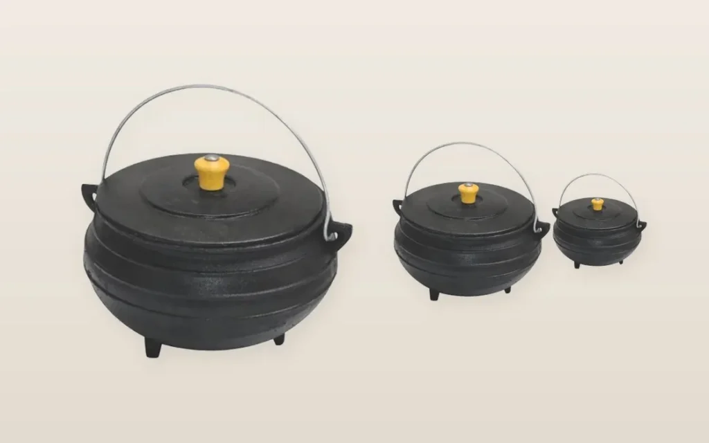 Cozinhar na brasa: panelas de ferro fundido com tripé evitam queimar o fundo