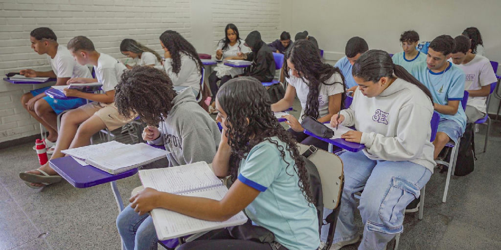 Desempenho escolar do Brasil no PISA: estabilidade em patamar baixo e desafios persistentes