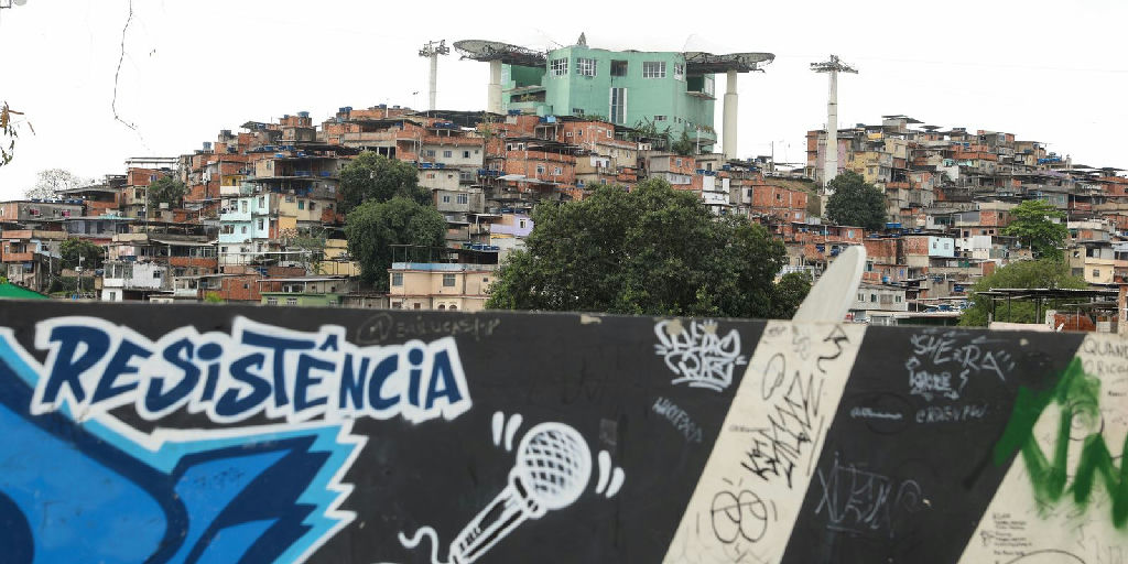 Educação e mobilidade urbana guiam as prioridades de eleitores nas favelas do Rio