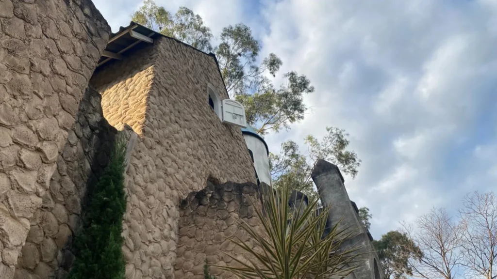 Em Uberlândia, ex-piloto aposentado transforma chácara em castelo de 17 metros