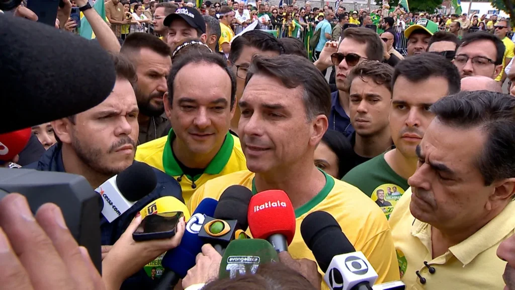 Flávio Bolsonaro visita Juiz de Fora e contesta atuação de Flávio Dino no STF