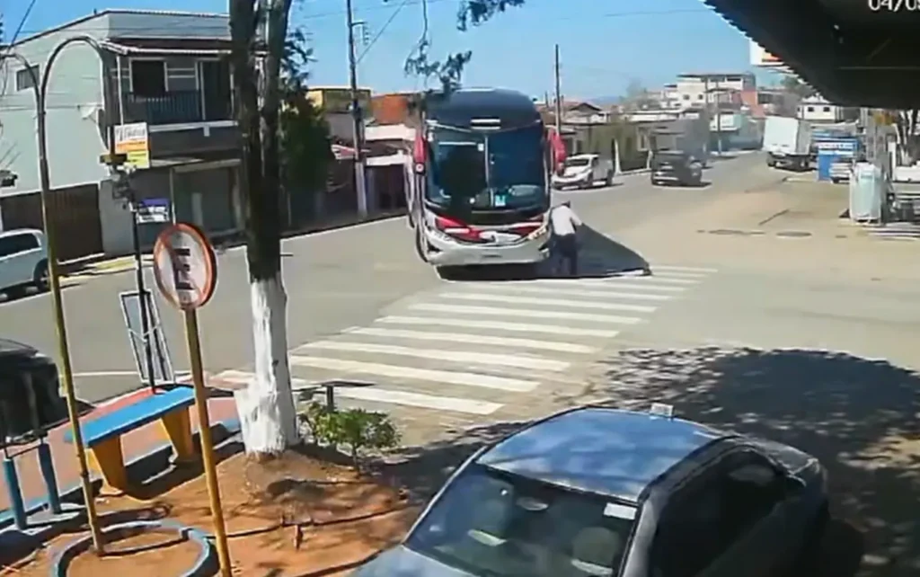Idoso morre após ser atropelado por ônibus em faixa de pedestres no Sul de Minas
