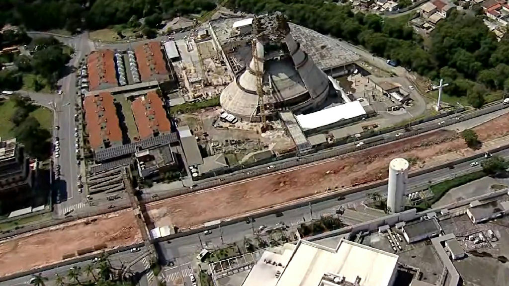 Interdições noturnas na Avenida Cristiano Machado por obras de trincheira impactam trânsito em BH
