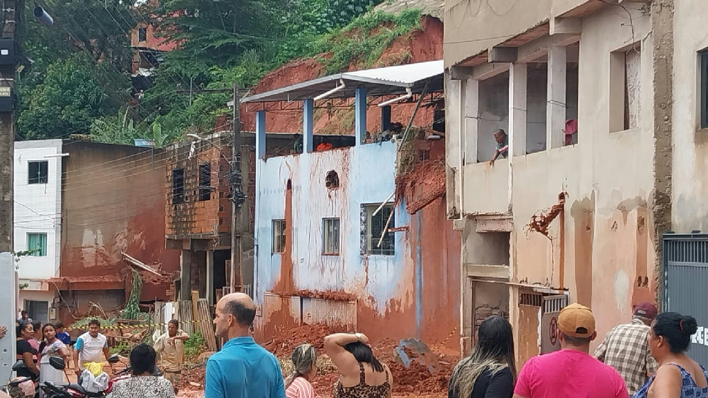 Ipatinga inicia demolição de imóveis condenados após deslizamentos que vitimaram 11 pessoas