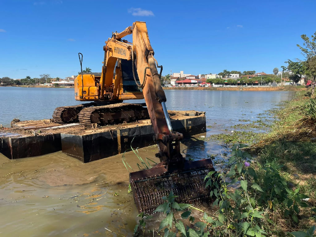 Montes Claros intensifica limpeza da Lagoa do Interlagos e retira 15 mil toneladas de resíduos