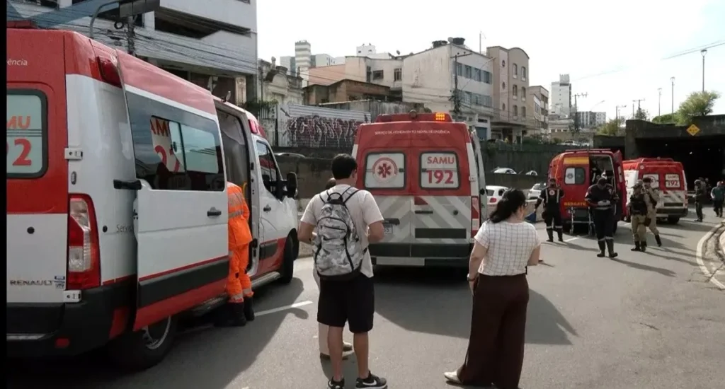 Motorista sofre mal súbito e ônibus colide com oito veículos no centro de Juiz de Fora