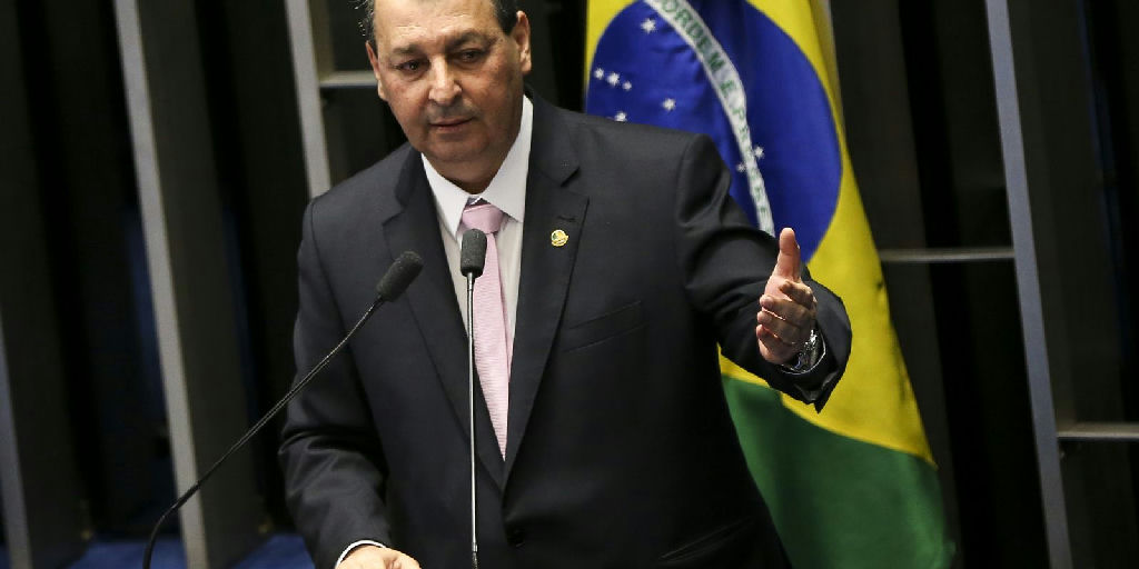 Omar Aziz barra emendas da oposição e mantém texto da PEC que extingue a escala 6x1 no Senado