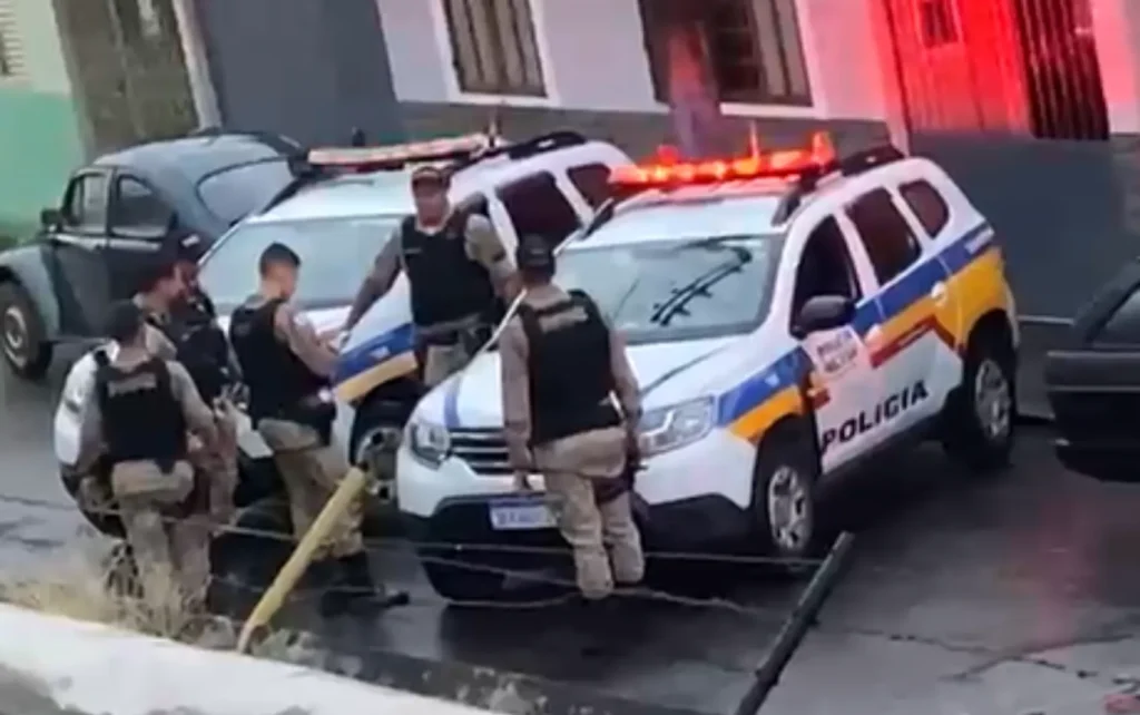 Perseguição policial termina em acidente e prisões em São Gonçalo do Sapucaí