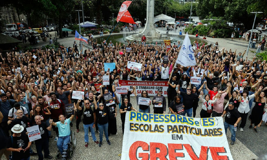 Professores da rede particular do Rio de Janeiro paralisam atividades por melhores condições