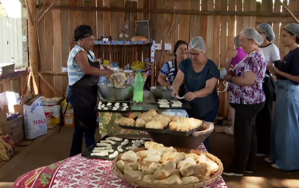 Tradição e música marcam o encerramento da Festa do Café com Biscoito em São Tiago