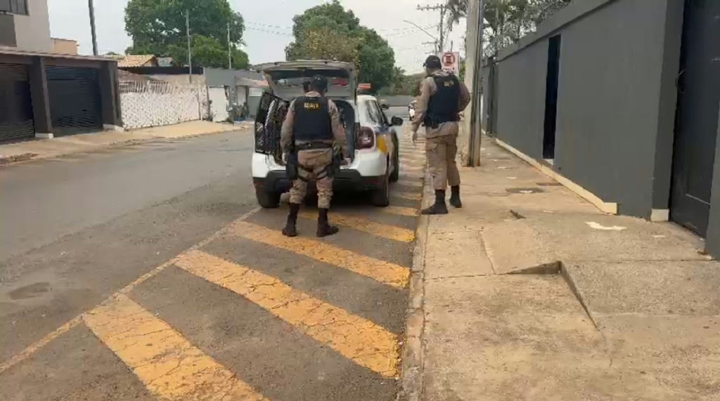 Unaí: homem é detido por tentativa de feminicídio após ser flagrado ensanguentado com criança no colo