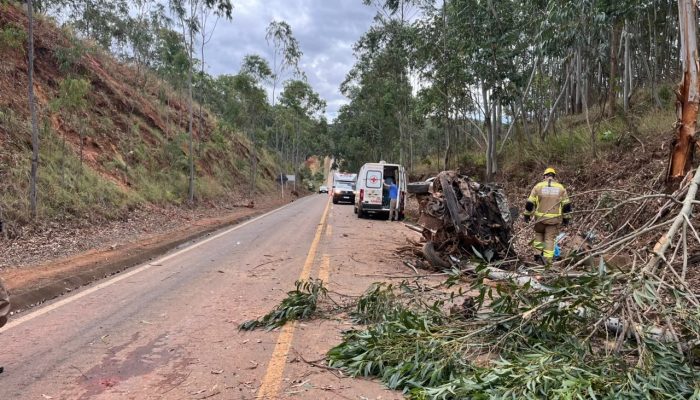 Acidente grave em Tapira: motorista é resgatado após carro capotar na Mgc-146