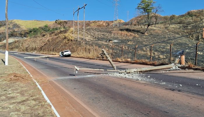 Acidente na Via Expressa: carro derruba postes e causa interdição na Grande BH