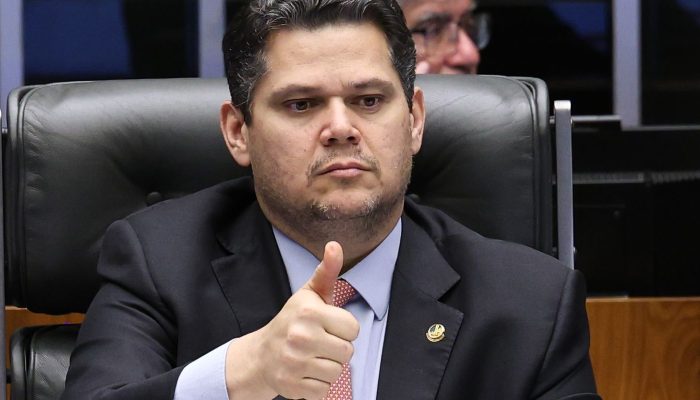 Alcolumbre libera PEC do fim da escala 6x1 na CCJ do Senado após diálogo com Lula