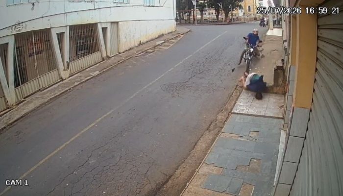 Atropelamento em Guiricema: Pedestre é gravemente ferido por motociclista sem CNH