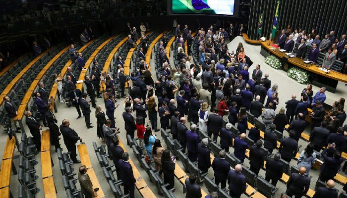 Câmara dos Deputados define futuro da 'taxa das blusinhas' em votação crucial