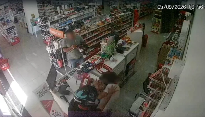 Câmera de segurança registra agressão de homem contra namorada em farmácia de Uberaba