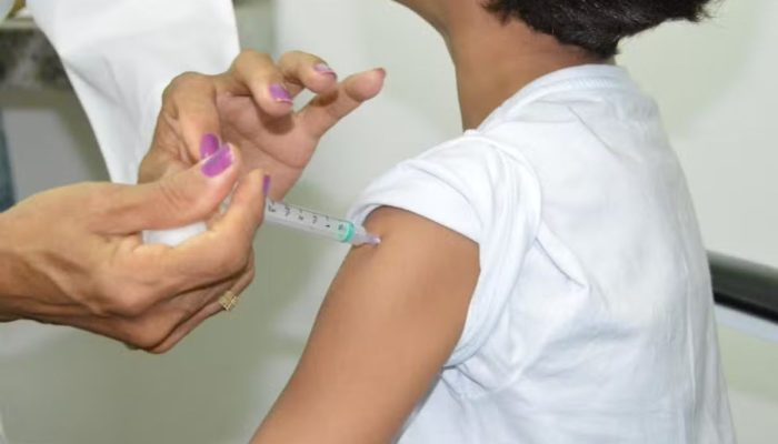 Campanha de vacinação estende oferta de doses contra gripe e tríplice viral em shopping da Pampulha