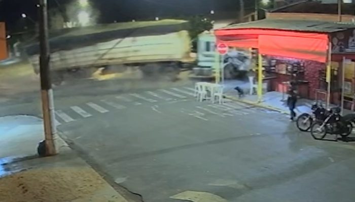 Carreta desgovernada causa destruição em lanchonete no Centro de Fronteira, MG