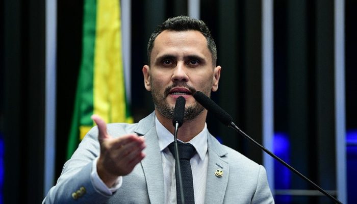 Cleitinho Azevedo oficializa candidatura ao governo de Minas Gerais em meio a impasse partidário