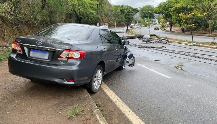 Colisão destrói três postes e bloqueia avenida em Coronel Fabriciano