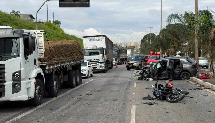 Colisão entre carro, moto e carreta mobiliza equipes de resgate na Via Expressa em Contagem