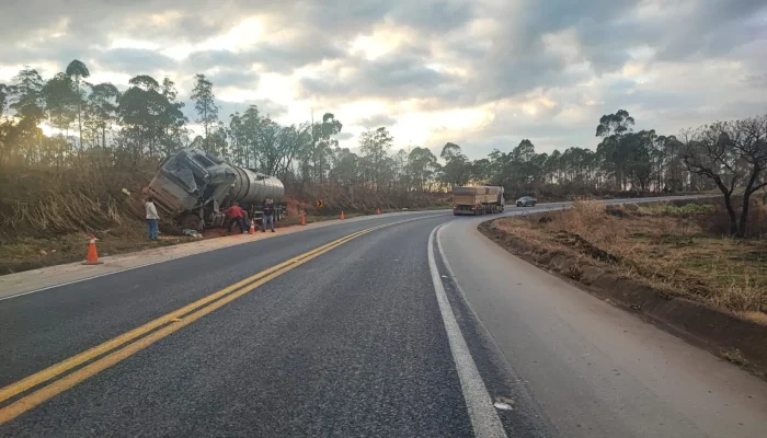 Colisão frontal entre carretas resulta em morte na Br-262 em Córrego Danta