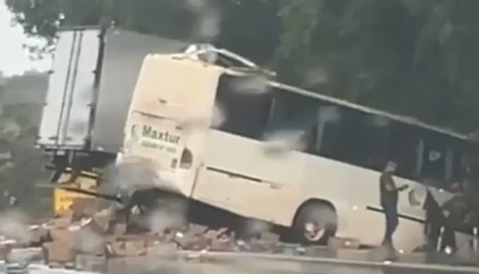 Colisão grave na Br-040 em Três Marias: ônibus e caminhão deixam dezenas de feridos
