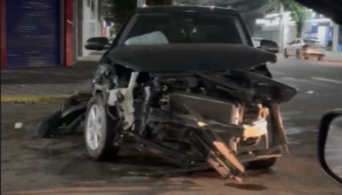 Colisão violenta deixa veículo destruído no centro de Governador Valadares