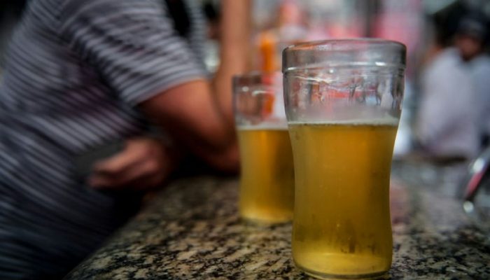 Consumo crônico de álcool e tabaco pode levar à cegueira, alertam especialistas