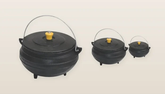 Cozinhar na brasa: panelas de ferro fundido com tripé evitam queimar o fundo