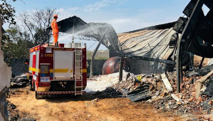 Defesa Civil interdita galpão de reciclagem após incêndio de 10 horas em Montes Claros