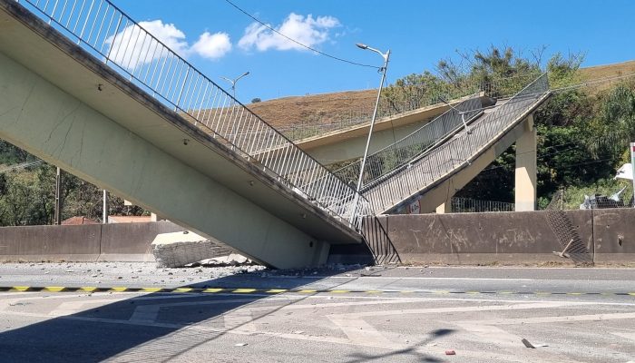 Desabamento de passarela na Fernão Dias deixa mortos e causa interdição total entre SP e MG