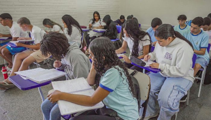 Desempenho escolar do Brasil no PISA: estabilidade em patamar baixo e desafios persistentes