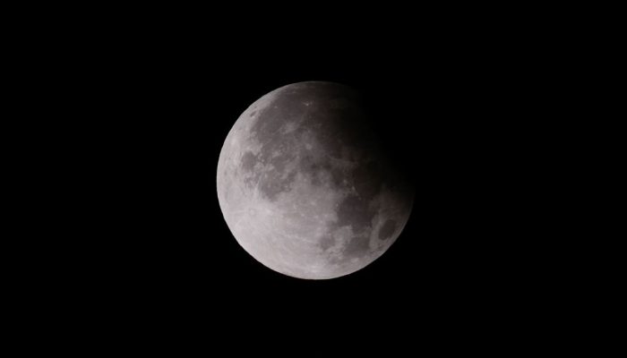 Eclipse lunar parcial será visível em todo o Brasil: confira horários e como observar