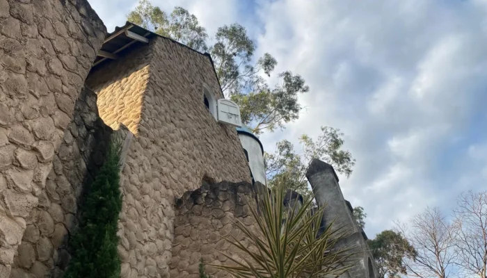 Em Uberlândia, ex-piloto aposentado transforma chácara em castelo de 17 metros