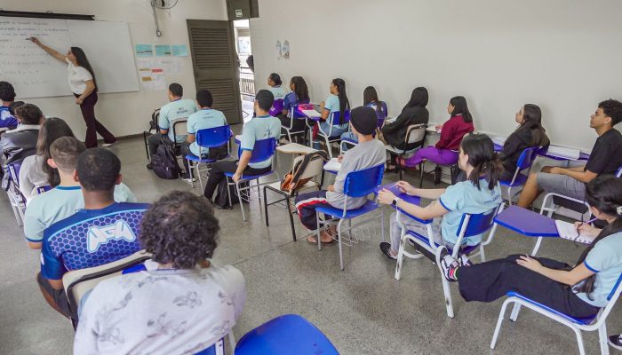 Estudantes do ensino médio recebem quinta parcela do Pé-de-meia para incentivar frequência