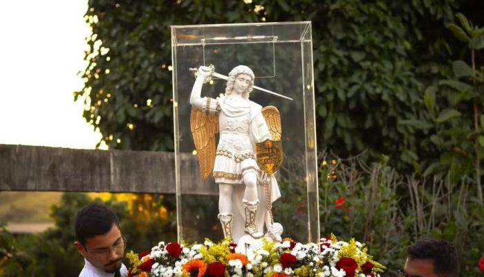 Fé e devoção marcam a chegada da imagem de São Miguel Arcanjo a Montes Claros