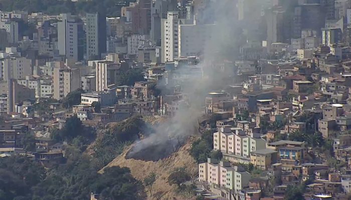 Focos de incêndio disparam em Minas Gerais com estiagem, mobilizando bombeiros na Grande BH