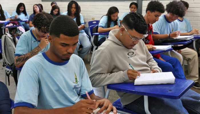 Governo paga hoje R$ 200 do Pé-de-meia a estudantes nascidos em setembro e outubro